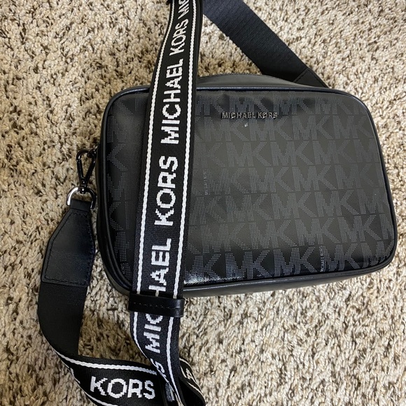 Michael Kors crossbody worn only once - Picture 2 of 4
